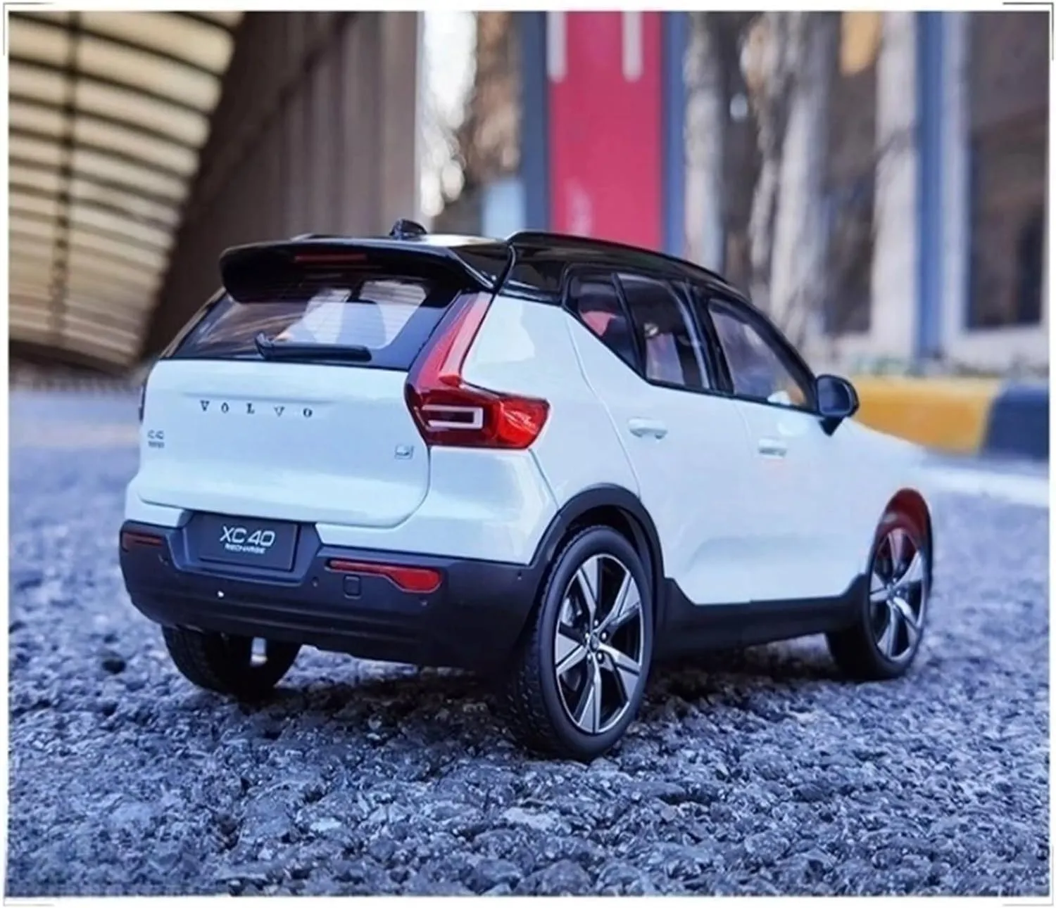 Sports car Metal Model 1:18 for Volvo XC40 Pure Electric XC40 2022 Cast Alloy Car Model White Collection Decoration Hobby for Home Décor(Blue)