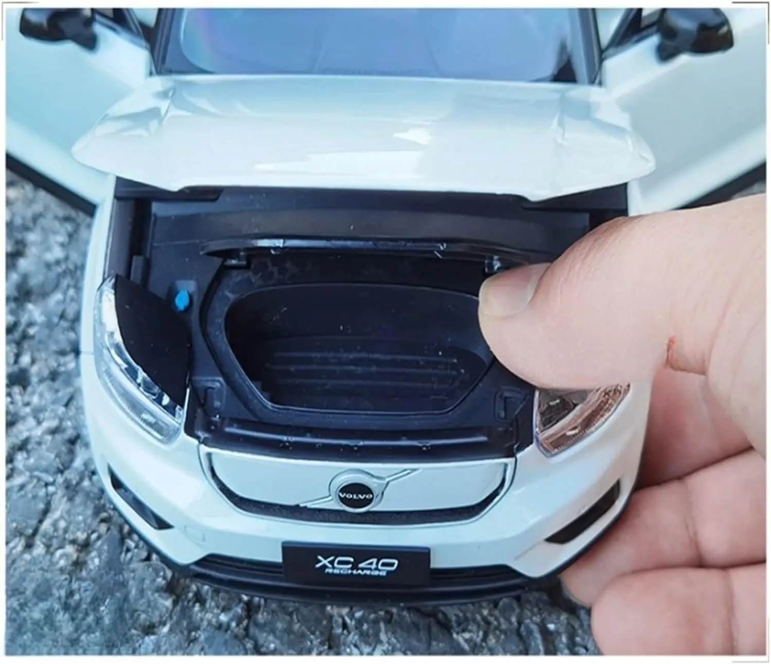 Sports car Metal Model 1:18 for Volvo XC40 Pure Electric XC40 2022 Cast Alloy Car Model White Collection Decoration Hobby for Home Décor(Blue)